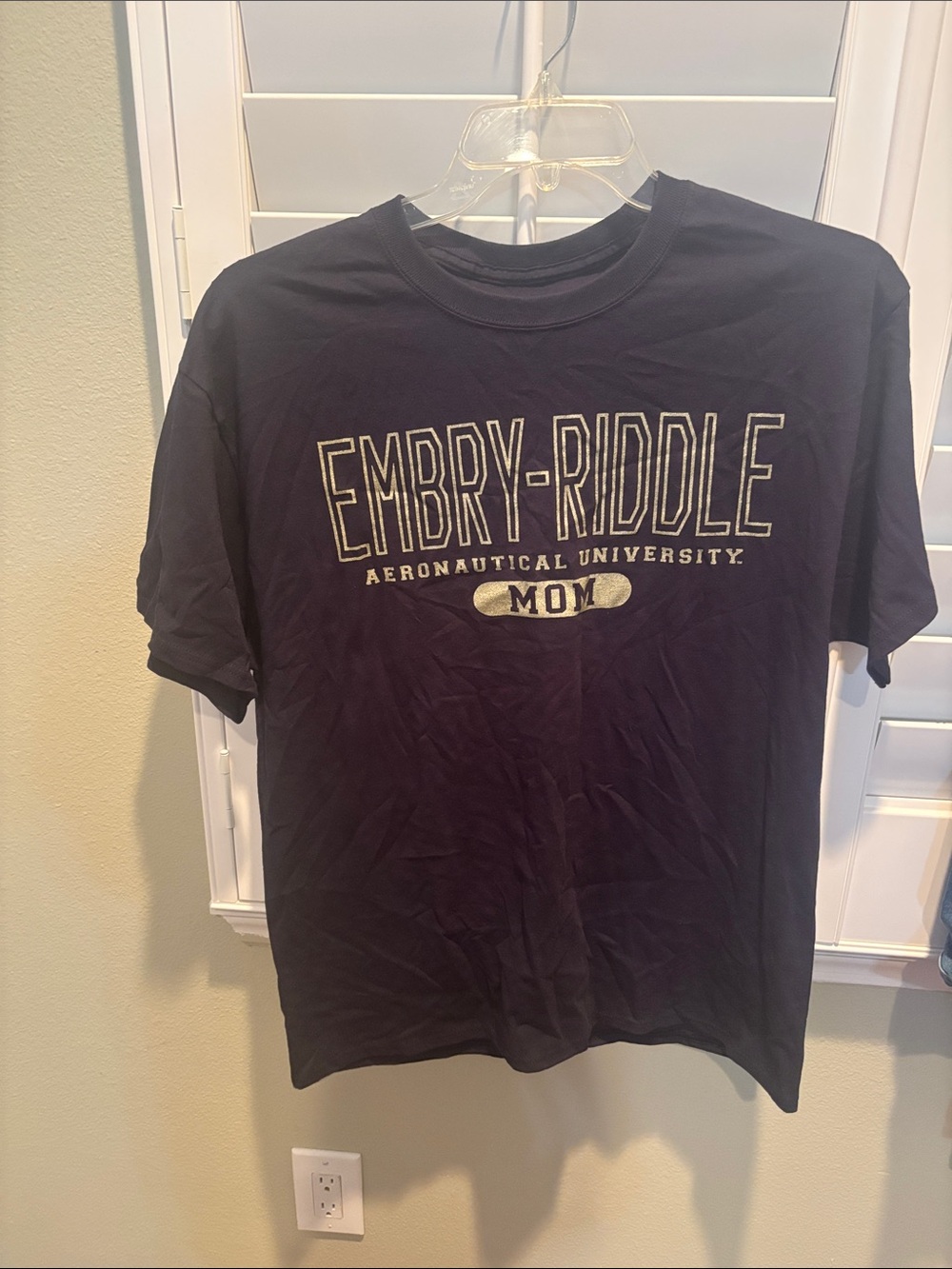 Embry Riddle Aeronautical University Mom Graphic T-Shirt - Black